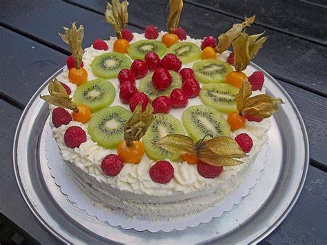 Quark-Joghurt-Torte mit Biskuitboden und frischem Obst