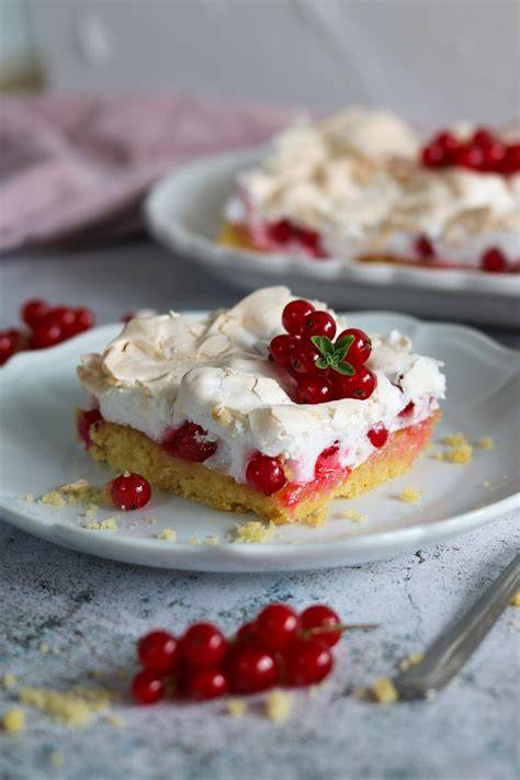 Quark-Johannisbeer-Dessert mit zerbröseltem Baiser