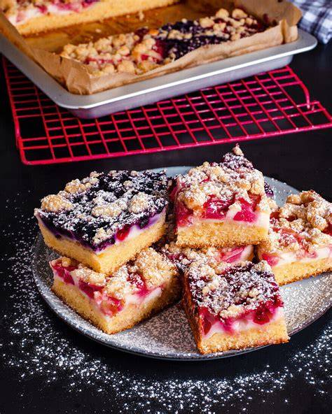 Quark-Mohn-Torte mit Streuseln und Früchten als Variation