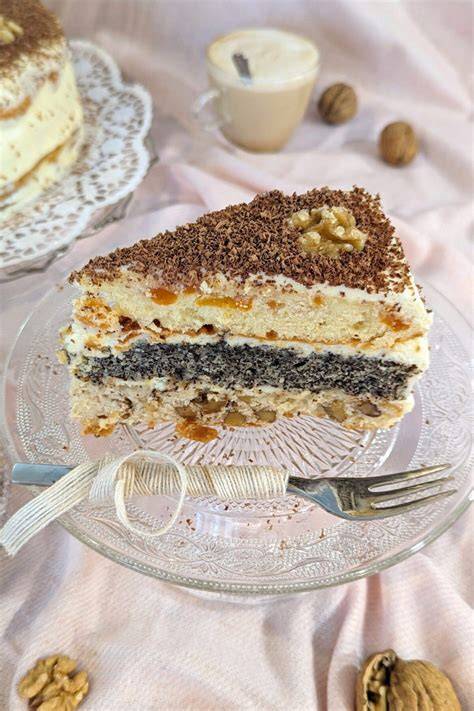 Quark-Mohn-Torte servierfertig, einzelne Schichten sichtbar