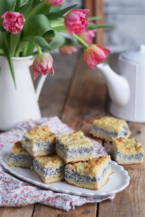 Quark-Mohnkuchen im klassischen Zebra-Look, appetitlich präsentiert auf einer Platte