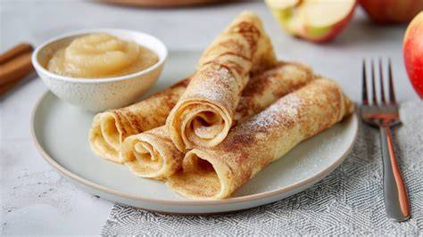 Quark-Pfannkuchen auf einem Teller mit Apfelmus
