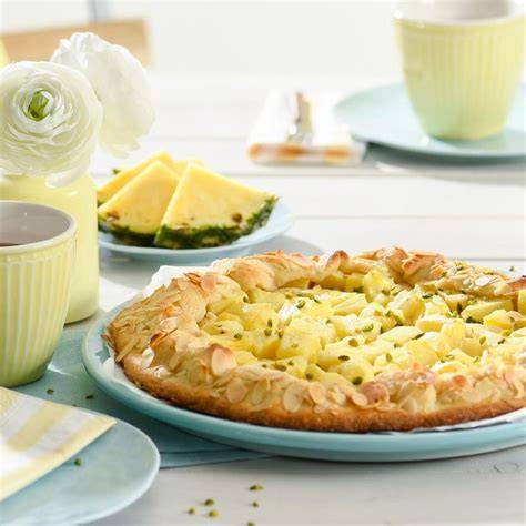 Quark-Pudding-Kuchen auf einer sommerlichen Kaffeetafel