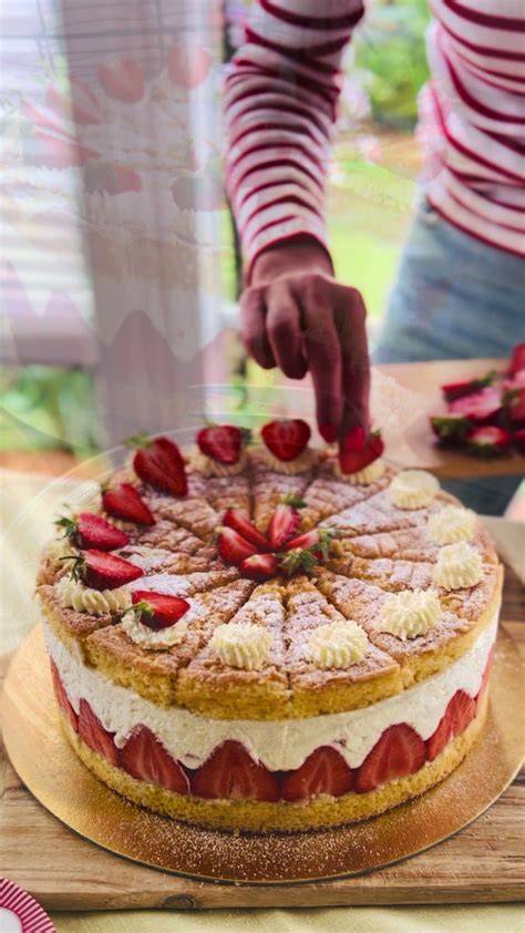 Quark-Sahne-Creme anrühren und Erdbeeren an den Rand setzen (Schnittfläche nach außen)