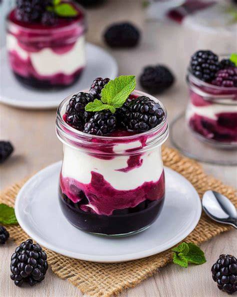 Quark-Sahne-Creme im Glas geschichtet