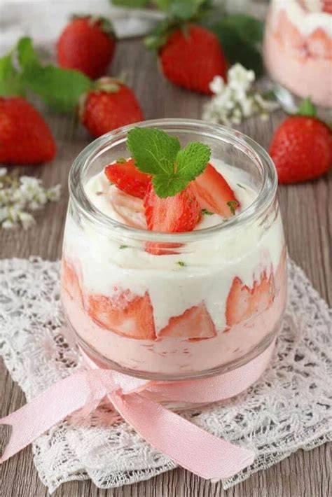 Quark-Sahne-Erdbeerdessert im Glas