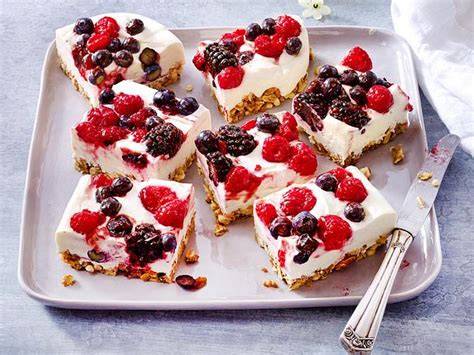 Quark-Sahne-Kuchen mit gemischten Beeren