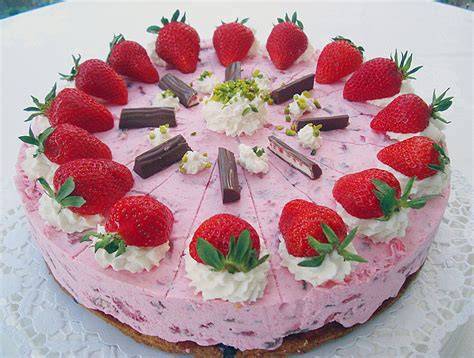 Quark-Sahne-Torte mit Erdbeeren