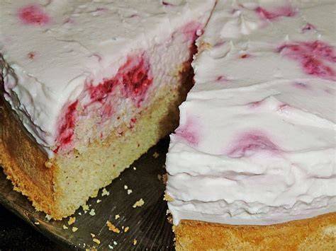 Quark-Sahne-Torte mit Himbeeren - Gesamtansicht