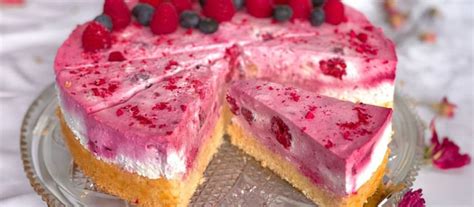 Quark-Sahne-Torte mit Kirschmarmorierung aufgeschnitten