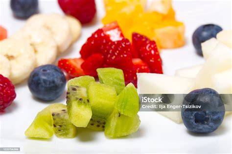 Quark-Sahne-Torte mit frischen Früchten auf weißem Teller