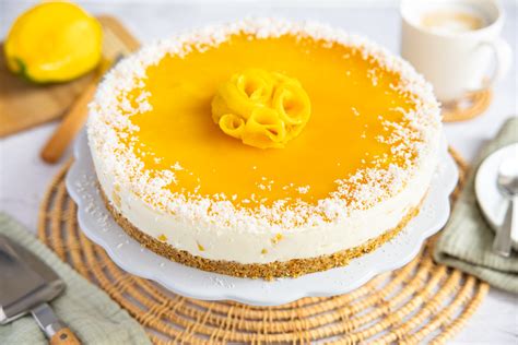 Quark-Sahne-Torte ohne Backen: Keksboden, Quarkcreme, Fruchtspiegel (Infografik mit Schichten)