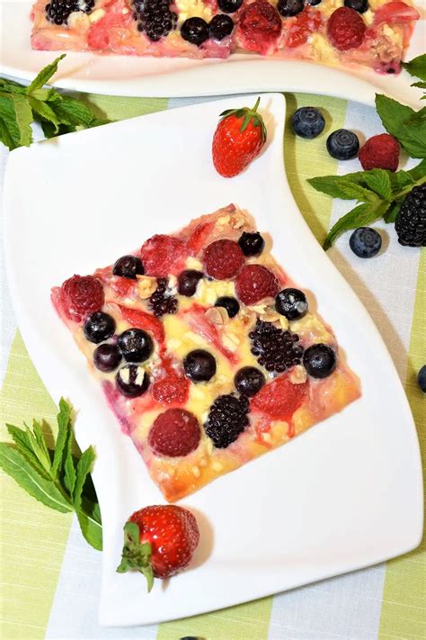 Quark-Schichtdessert mit bunten Beeren und weißer Schokolade