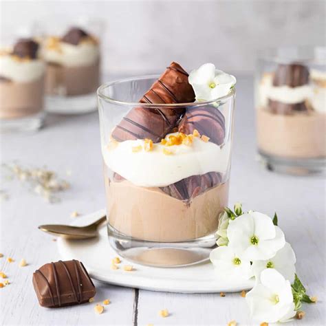 Quark-Schlagsahne-Mischung locker aufgeschlagen für cremiges Dessert