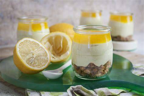Quark-Tiramisu Kuchen mit Zitronen, serviert im Glas
