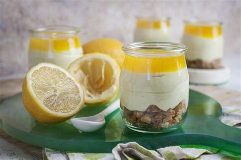 Quark-Tiramisu mit Zitronen im Glas, serviert als Dessert