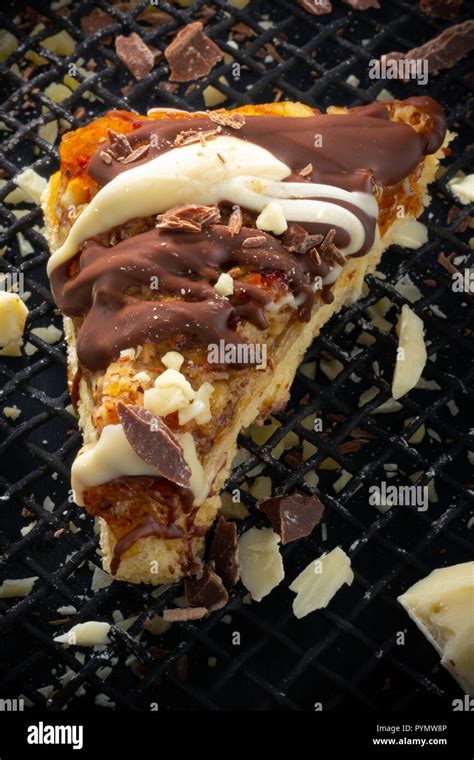 Quark-Torte in Stücken serviert, kreativ dekoriert
