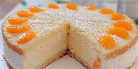 Quark-Torte mit Mandarinen auf einer festlichen Kaffeetafel