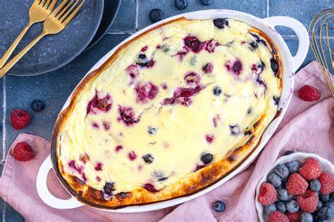 Quarkauflauf aus dem Ofen mit frischen Beeren als Low Carb Dessert