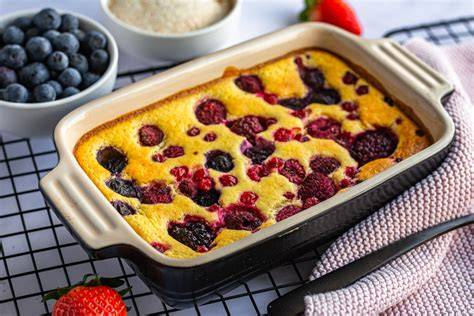 Quarkauflauf in Auflaufform mit Beeren