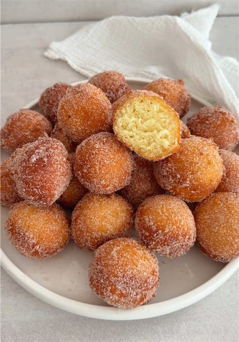 Quarkbällchen in einer Schale, frisch mit Zimtzucker gewälzt