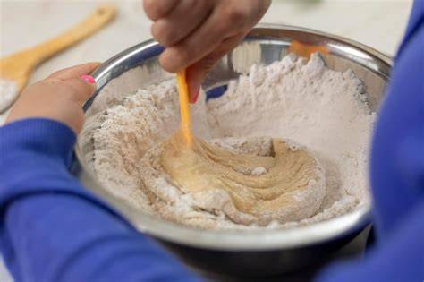Quarkbällchen-Teig und Schüssel mit Zutaten