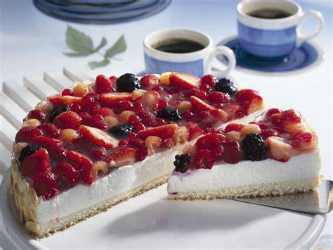 Quarkcreme Kuchen mit Keksboden und Früchten