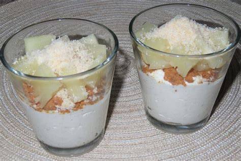 Quarkcreme mit Ananas und gerösteten Kokosflocken