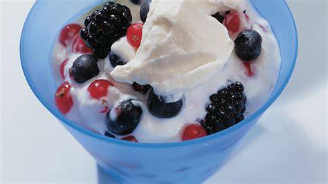 Quarkcreme mit Beeren auf Tortenboden
