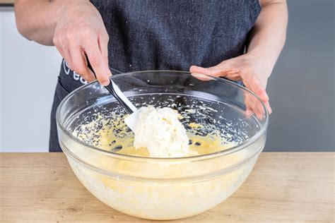 Quarkcreme mit Sahne und Vanille als Kuchenfüllung