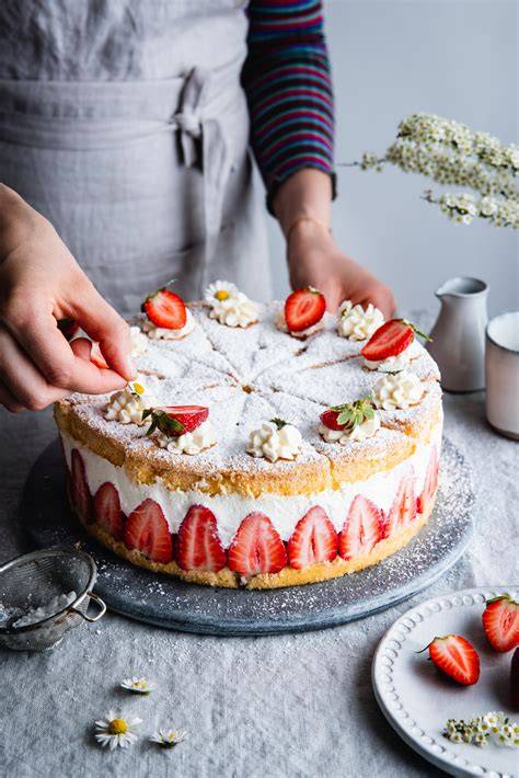 Quarkcreme-Sahnetorte mit Erdbeeren ohne Gelatine als Anschnitt