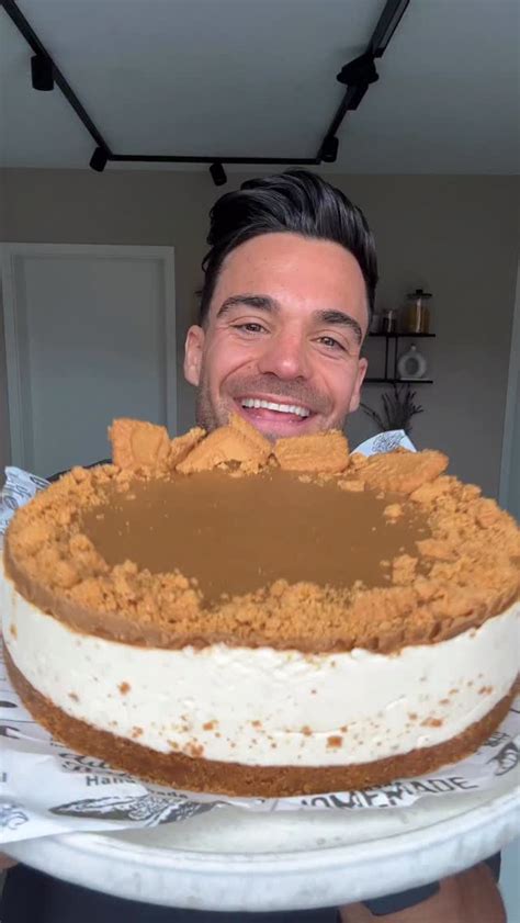 Quarkcremetorte wird geschichtet: Boden, Creme, Fruchtschicht, Creme