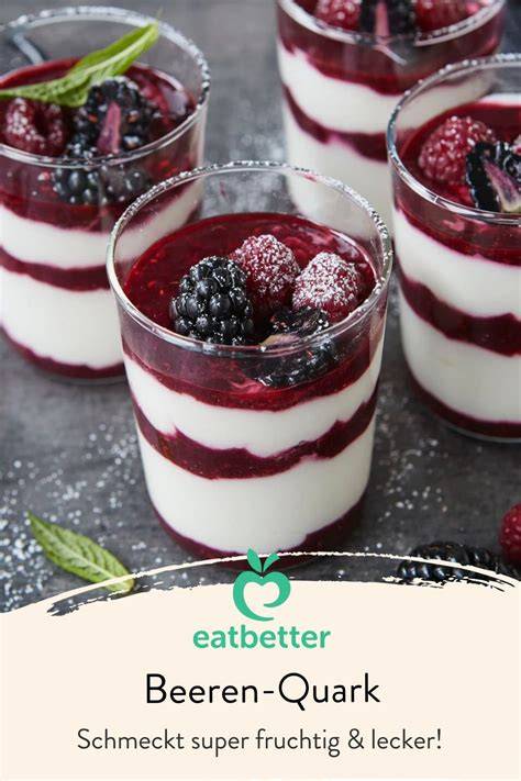 Quarkdessert mit frischen Beeren im Glas