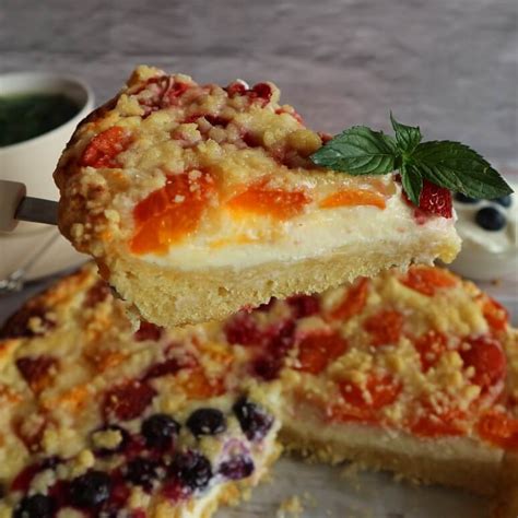 Quarkfüllung mit Früchten und Streuseln