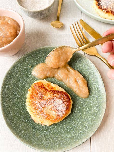 Quarkkeulchen mit Apfelmus und frischen Früchten