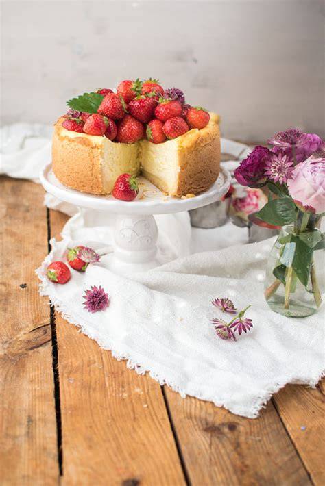 Quarkkuchen mit Erdbeeren angeschnitten