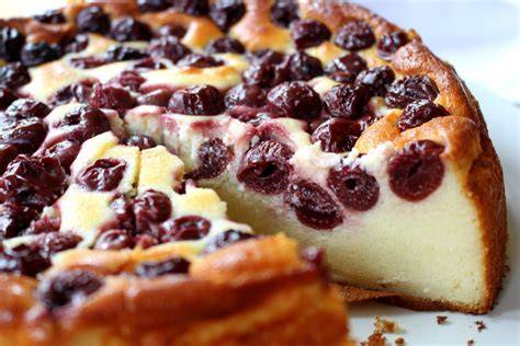 Quarkkuchen mit Kirschen in einer Springform