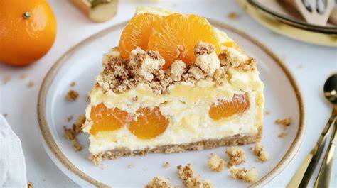 Quarkkuchen mit Pudding und Früchten, angeschnitten und dekoriert
