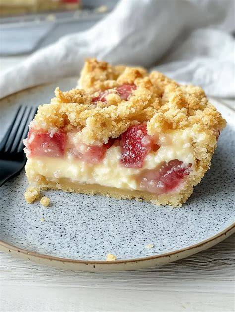 Quarkkuchen mit Streuseln und Früchten auf Teller