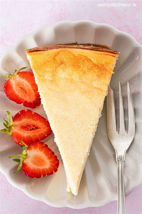 Quarkkuchen ohne Boden auf Teller mit Puderzucker