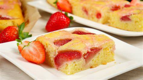 Quarkkuchen-vom-Blech mit frischen Erdbeeren