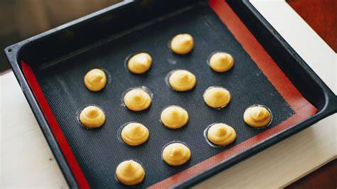 Quarkplätzchen luftig auf Backpapier