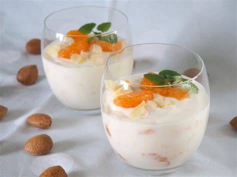 Quarkspeise im Glas mit Williams-Birnen und karamellisierten Mandeln
