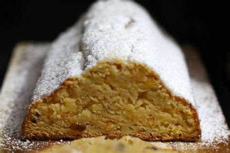 Quarkstollen mit Marzipan aufgeschnitten