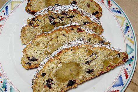 Quarkstollen mit Marzipanfüllung und Puderzucker