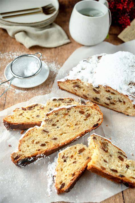 Quarkstollen mit Nougat angeschnitten