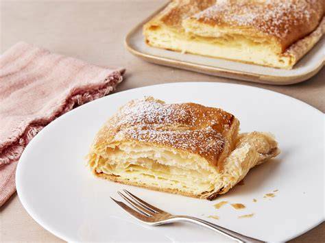 Quarkstrudel mit Blätterteig frisch gebacken