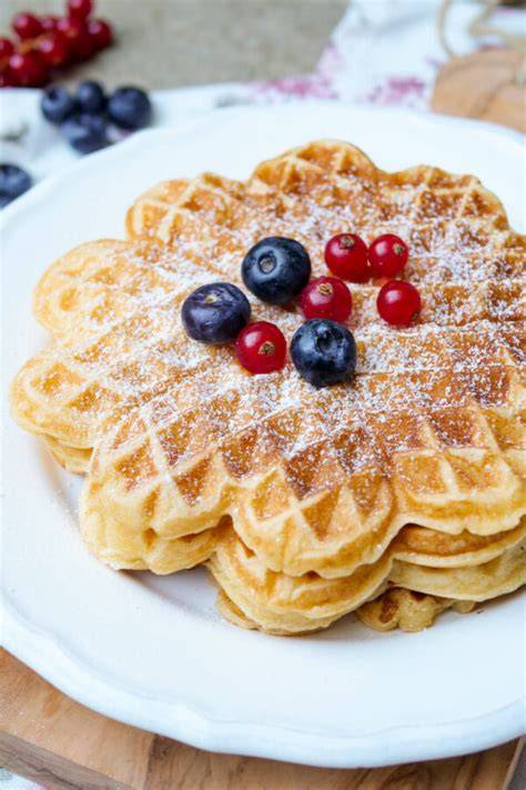 Quarkwaffeln mit Beeren und Sahne