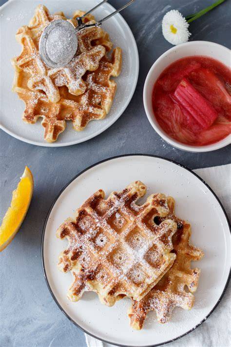 Quarkwaffeln mit Rhabarberkompott und Erdbeeren