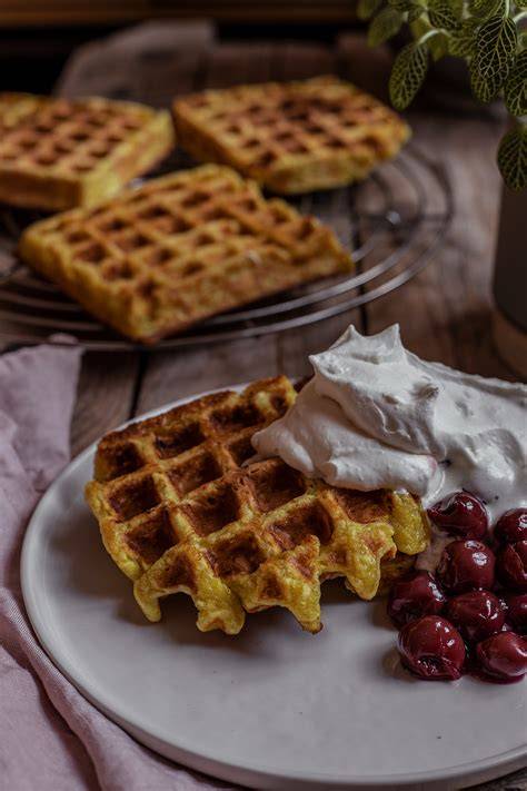 Quarkwaffeln mit heißen Kirschen